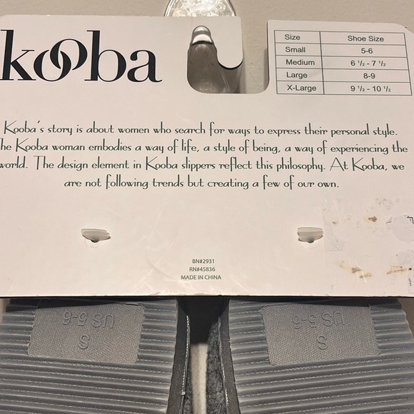 Kooba Gray Slippers with Festive Holiday Cat Design Size S (5-6) NWT - Picture 7 of 8